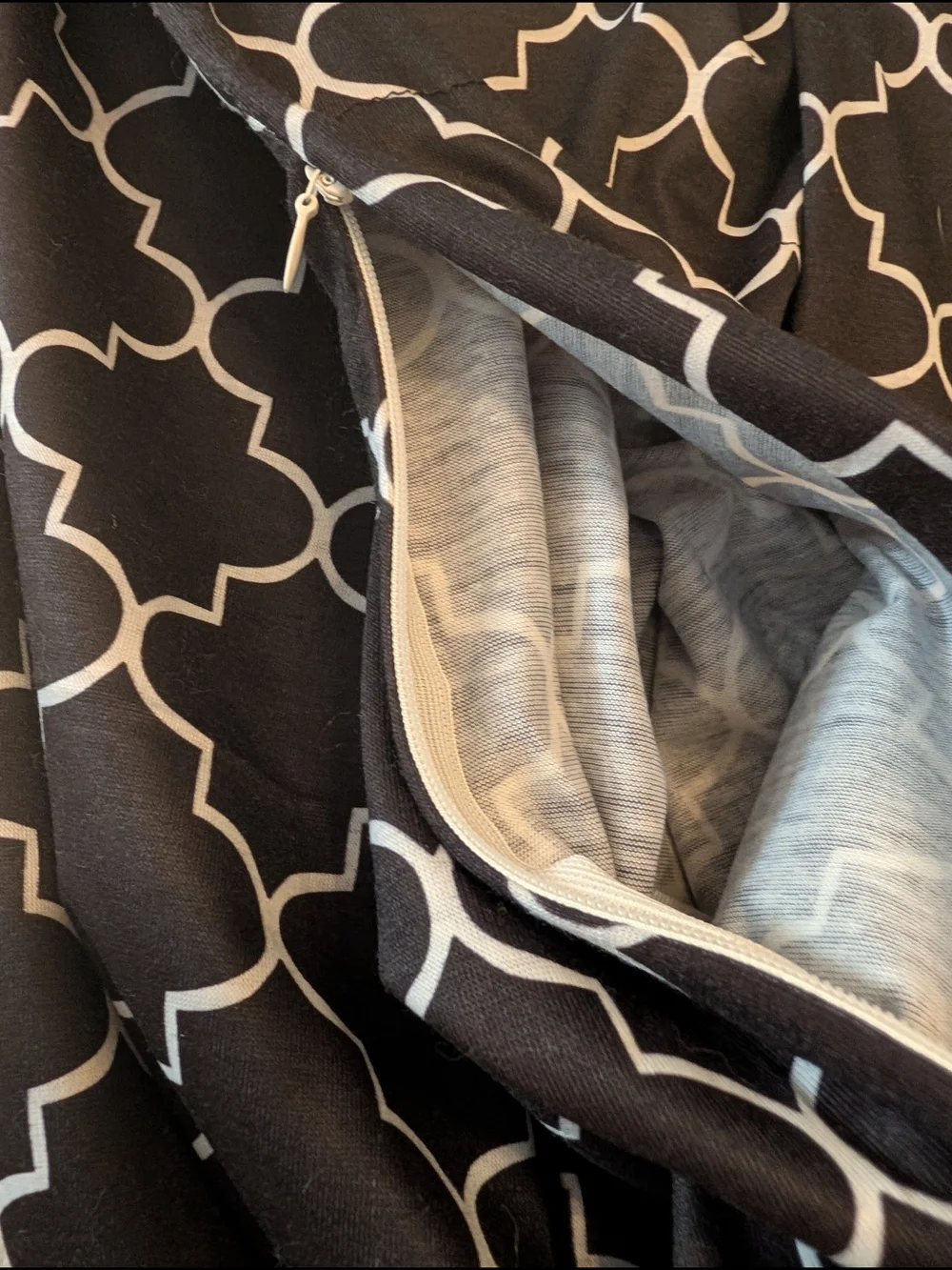 BKMGC Black White Trellis Hidden Zipper Pocket Infinity Travel Scarf Wrap